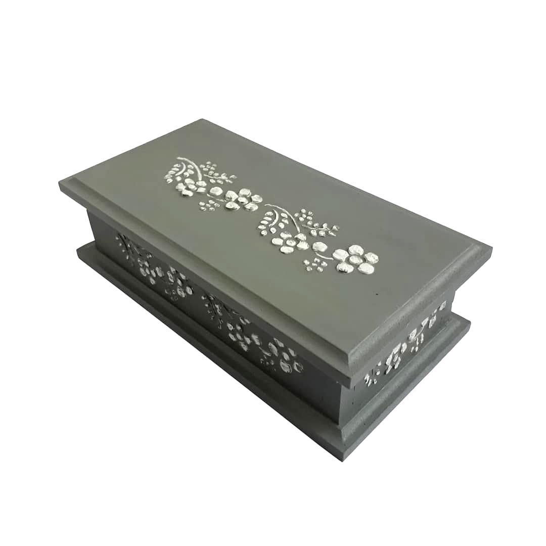 Caja rectangular de color verde grisáceo por fuera y rosado por dentro; con dos espacios para guardar sobres de té o para usar como alhajero. Tiene detalles en tres dimensiones con motivo floral. Las dimensiones de la cajita son: 21 centímetros por 11 centímetros por 5,5 centímetros. El material de la caja es MDF y está pintada a mano. El código para comprar la caja es CT06.